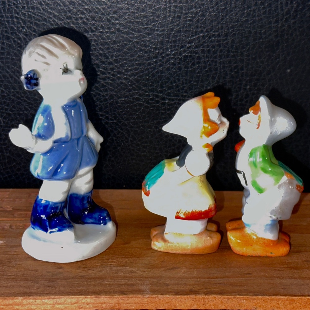 VTG Kissing Dutch Boy & Girl Figures - Porcelain Skating Blue Girl 3 & 4.25” - Picture 3 of 9